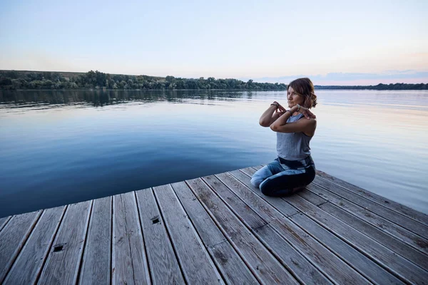 Жінка Йоги Медитує Робить Вправи Дихання Сидячи Причалі — стокове фото