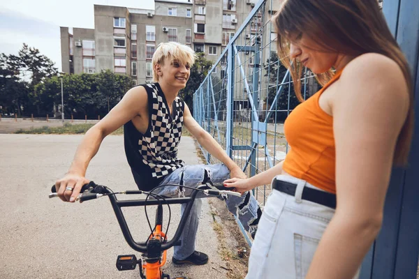 Casal Adolescente Está Flertando Tendo Momentos Românticos Exterior Urbano — Fotografia de Stock