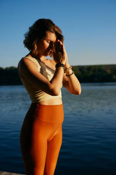 Підходить Жінка Йоги Стоїть Біля Річки Природі Робить Привітання Сонця — стокове фото