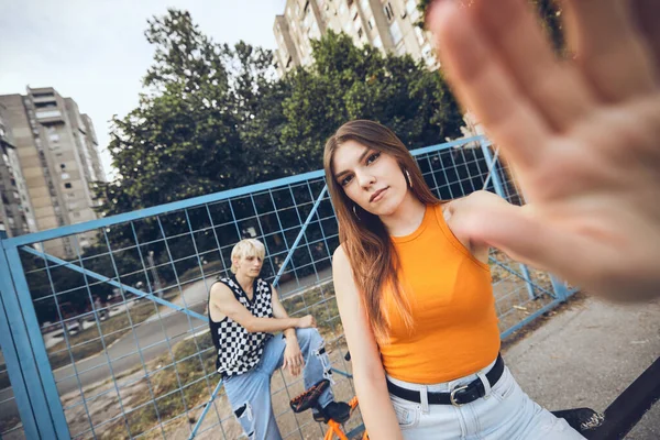 Teenagers Chilling Urban Exterior — Stock fotografie