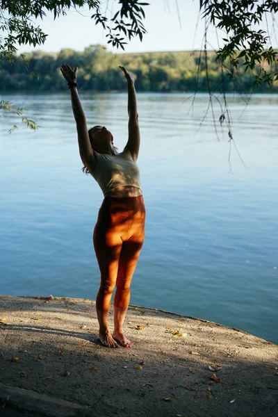 Жінка Йоги Вітає Сонце Біля Води Причалі Заході Сонця — стокове фото