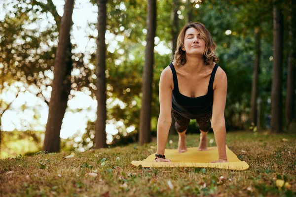Yogi Woman Practicing Yoga Nature Forest — Stock fotografie