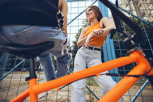 Adolescente Casal Está Saindo Conversando Exterior Urbano — Fotografia de Stock