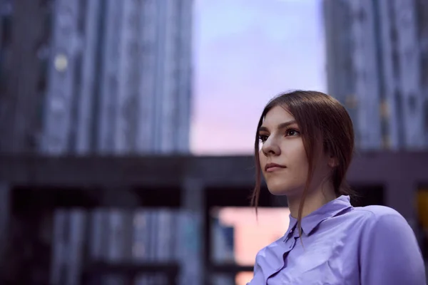 Teenage Girl Stands Urban Exterior Surrounded Skyscrapers — Fotografia de Stock