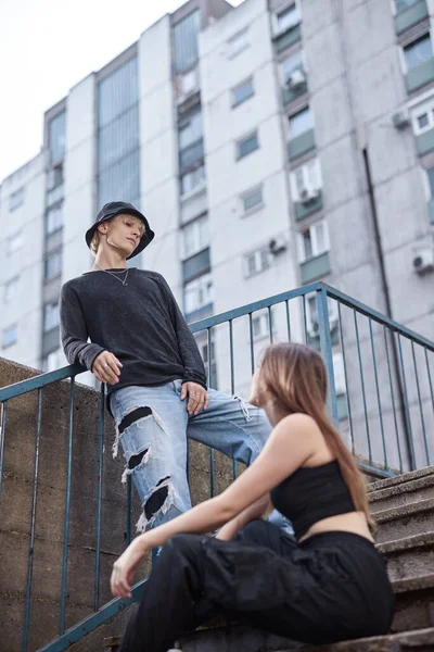 Adolescentes Pendurados Exterior Urbano Nas Escadas Cercadas Pelos Edifícios — Fotografia de Stock