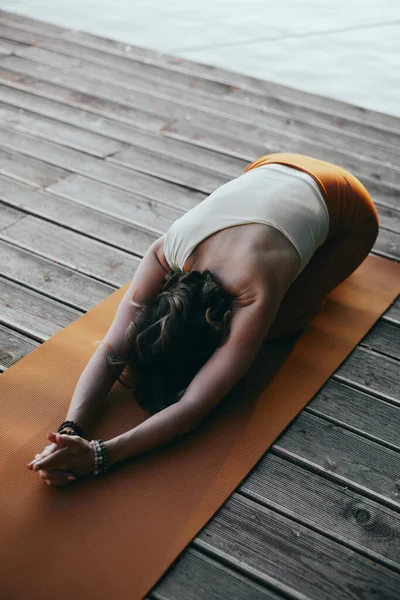 Yogi Woman Practices Yoga Dock She Balasana Yoga Posture — Stock Photo, Image