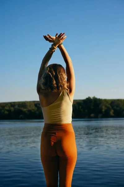 Back View Fit Yogi Woman Practices Yoga Nature River — Stock Photo, Image