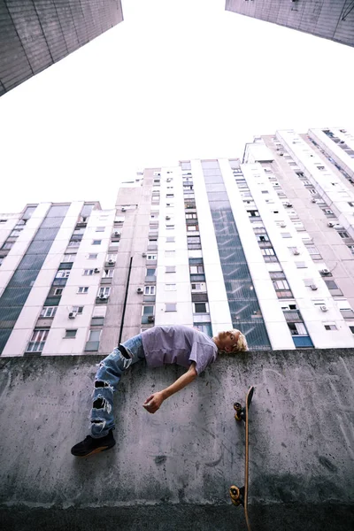 Teenage Boy Lying Fence Feeling Misunderstood — ストック写真