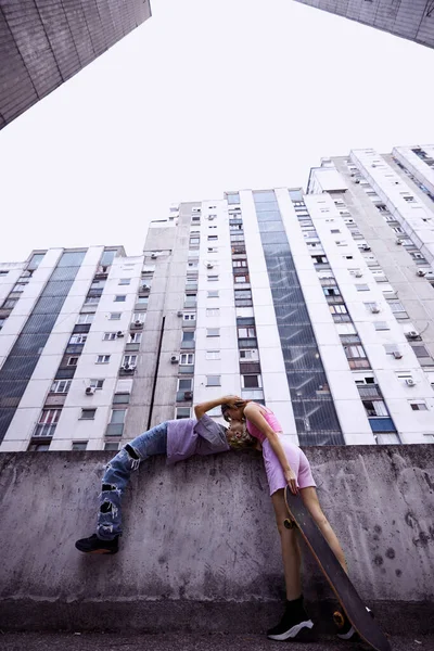 Happy Teenage Couple Cuddling Hugging Urban Part Town — Fotografia de Stock