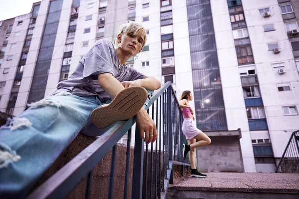 Teenie Paar Hängt Draußen Der Stadt Herum — Stockfoto