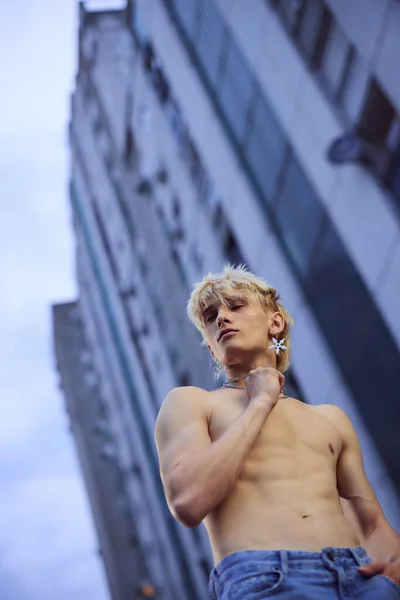 Shirtless Teenage Boy Posing Street Surrounded Buildings — Foto de Stock