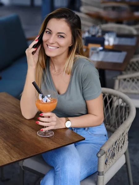 Una Mujer Alegre Hablando Por Teléfono Mientras Bebe Jugo Cafetería — Foto de Stock