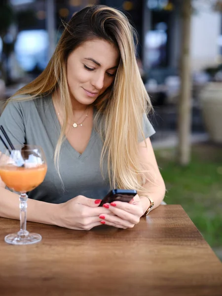 Happy Woman Sits Cafeteria Texing Messages Enjoying Juice While Smiling — Stock Photo, Image