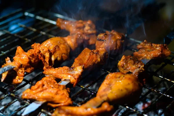 Delicious Grilled Tandoori Assorted Meats Charcoal Hot Grill Skewers — Stockfoto