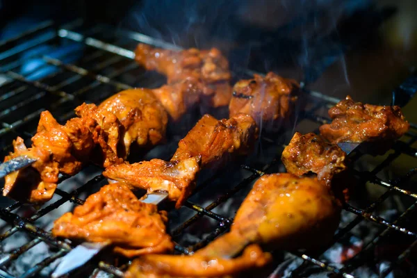 Delicioso Tandoori Parrilla Carnes Surtidas Sobre Carbón Vegetal Parrilla Caliente — Foto de Stock