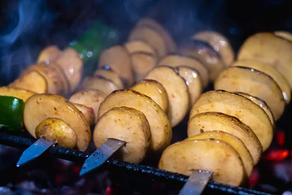 Délicieuses Brochettes Végétariennes Base Pommes Terre Capsicum Sur Les Charbons — Photo