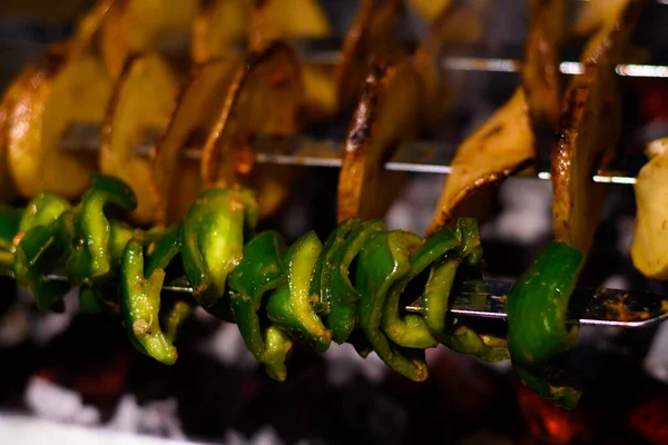 Délicieuses Brochettes Végétariennes Base Pommes Terre Capsicum Sur Les Charbons — Photo