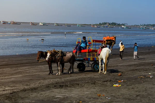 ムンバイ マハラシュトラ州 インド1月9 2022 男はビーチで観光客のために彼の馬のカートを取っています ビーチでの馬車に乗る — ストック写真