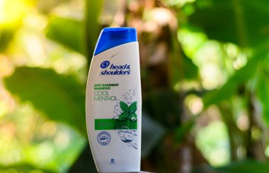 Mumbai, Maharashtra - Hindistan 14 Mart 2022: Baş & Omuz Denklem önleyici şampuan doğal arka planda izole.