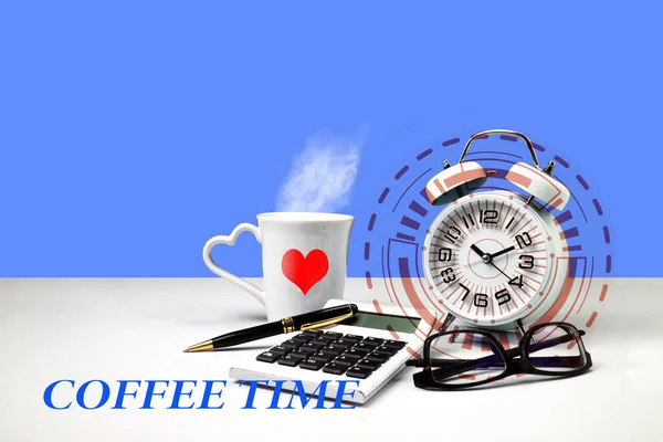 Kaffeemeldung Und Wecker Auf Holztisch Mit Brille Kaffeetasse Taschenrechner Und — Stockfoto