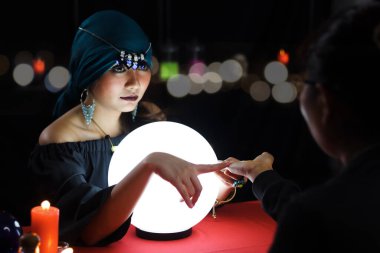 Gizemli, muhteşem, siyah elbiseli, sihirli kristal küresi olan harika kadın falcı. Geleceği okumaya çalış. 