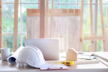 Marangoz, ahşap masa üzerinde farklı el işleri ahşap aletleri ile çalışma masası, marangozlar için marangozluk atölyesi onun DIY hobisi keyfini çıkarır