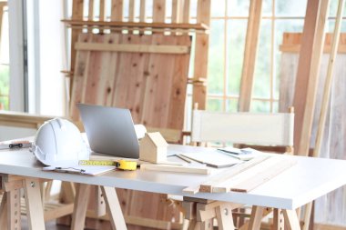 Marangoz, ahşap masa üzerinde farklı el işleri ahşap aletleri ile çalışma masası, marangozlar için marangozluk atölyesi onun DIY hobisi keyfini çıkarır