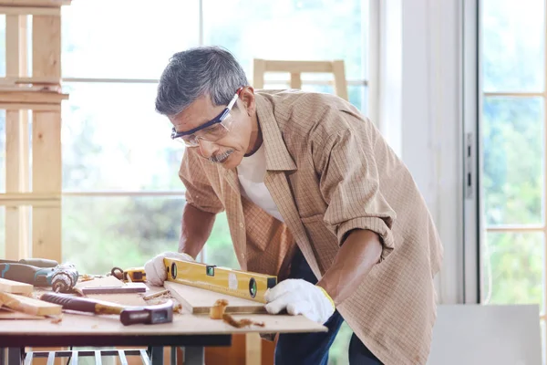 Falegname Anziano Indossando Occhiali Sicurezza Lavorando Alla Scrivania Legno Con — Foto Stock