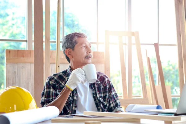 Пожилой Азиатский Плотник Усами Отдыхающий Пьющий Кофе Расслабляющий Старший Мастер — стоковое фото