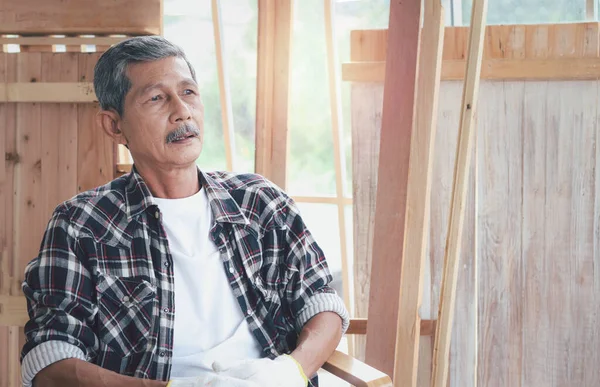 Пожилой Азиатский Плотник Усами Отдыхает Расслабляет Старшего Мастера Сидя Рабочим — стоковое фото