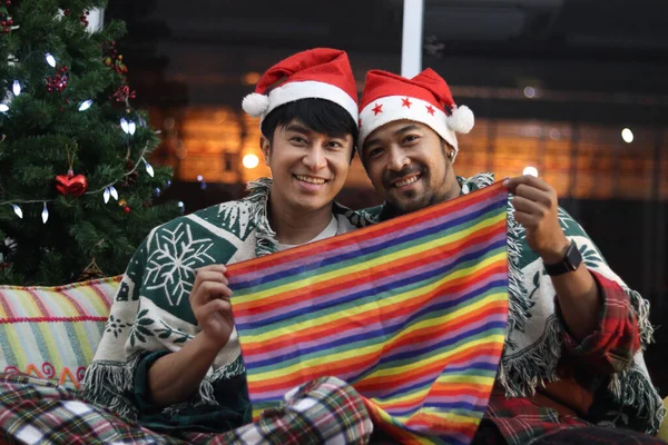 Adorable Sourire Jeune Couple Lgbt Partager Couverture Tenir Drapeau Arc — Photo