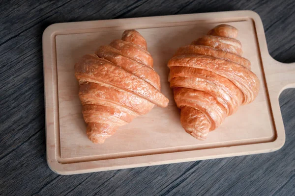 Dois Croissants Deliciosos Recém Assados Tábua Corte Madeira Comida Mesa — Fotografia de Stock