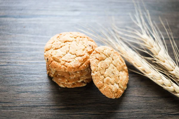 Deliziosi Biscotti Farina Avena Con Spighette Sul Tavolo Legno Scuro — Foto Stock