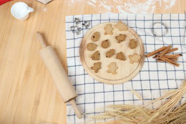 Ev yapımı zencefilli kurabiye, ahşap tepside zencefilli kurabiye, fırın hazırlama, evde pişirme ve pişirme süreci..