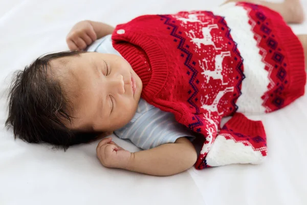 Ένα Μικρό Γλυκό Αξιολάτρευτο Νεογέννητο Μωρό Χριστουγεννιάτικο Πουλόβερ Που Κοιμάται — Φωτογραφία Αρχείου