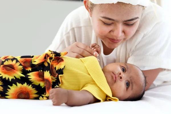 Pouco Menina Recém Nascida Asiática Africana Deitada Cama Branca Com — Fotografia de Stock