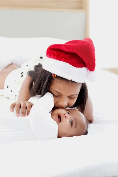 Pequeña Niña Recién Nacida Asiática Africana Acostada Cama Blanca Con — Foto de Stock