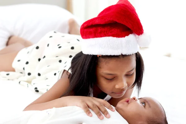 Pequeña Niña Recién Nacida Asiática Africana Acostada Cama Blanca Con —  Fotos de Stock