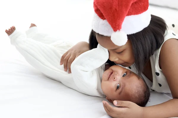 Pouco Asiático Africano Recém Nascido Bebê Menina Deitado Cama Branca — Fotografia de Stock