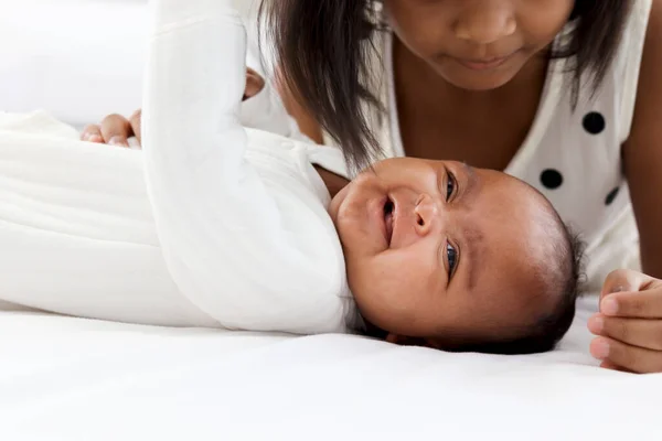 Маленькая Азиатская Африканская Новорожденная Девочка Лежит Белой Кровати Своей Сестрой — стоковое фото