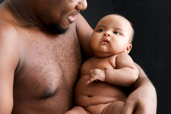 Μικρή Ασιατική Νεογέννητο Κοριτσάκι Στην Αγκαλιά Του Πατέρα Της Μαύρο — Φωτογραφία Αρχείου