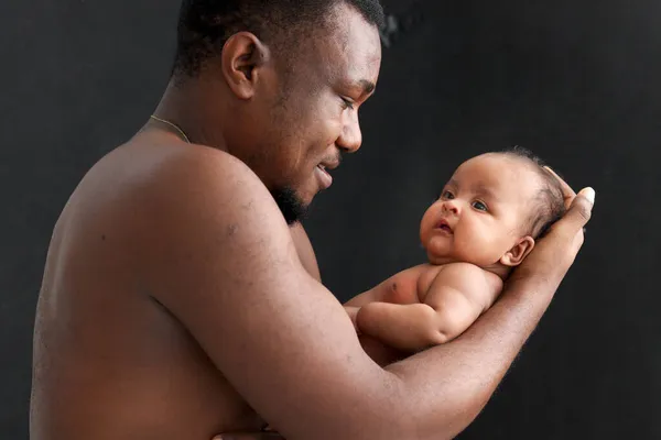 Pequeña Niña Asiática Recién Nacida Abrazo Padre Fondo Negro Retrato — Foto de Stock