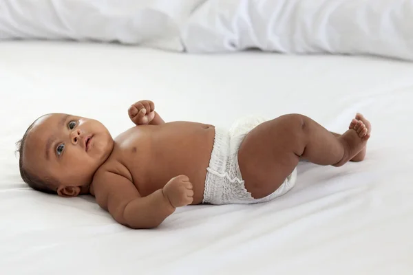 Ευτυχισμένο Μικρό Ασιατικό Νεογέννητο Κοριτσάκι Που Βρίσκεται Στο Λευκό Κρεβάτι — Φωτογραφία Αρχείου