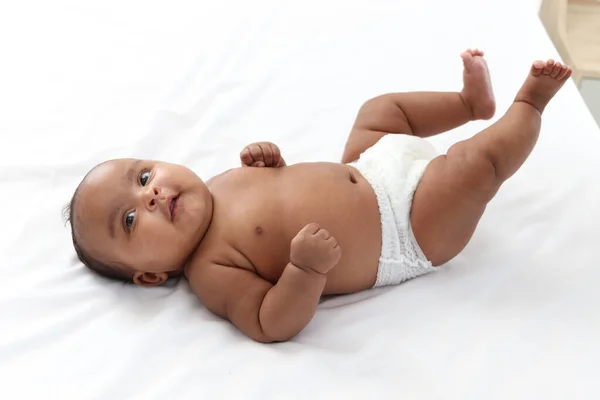 Feliz Pouco Asiático Africano Recém Nascido Menina Deitada Cama Branca — Fotografia de Stock