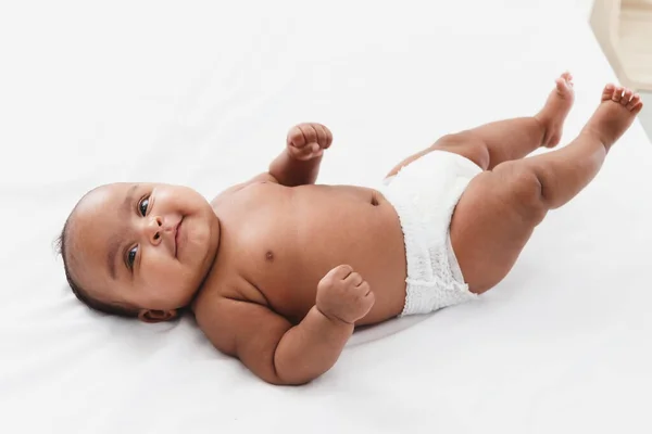 Feliz Pouco Asiático Africano Recém Nascido Menina Deitada Cama Branca — Fotografia de Stock