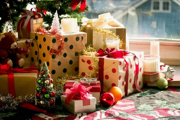 リビングルームのクリスマスツリーの下に美しい装飾されたクリスマスプレゼントボックス 冬の休日のコンセプトを祝うための特別な時間 — ストック写真