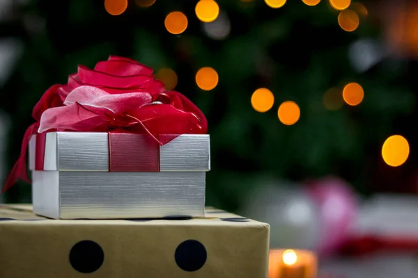 아름다운 크리스마스 상자들 거실에 크리스마스 아래서 휴가를 기념하기 — 스톡 사진