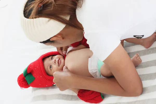 Αξιολάτρευτο Μικρό Γλυκό Νεογέννητο Κοριτσάκι Κόκκινο Χαριτωμένο Κοστούμι Χριστούγεννα Πορτρέτο — Φωτογραφία Αρχείου