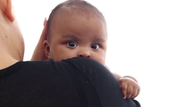 Klein Aziatisch Afrikaans Pasgeboren Drie Maanden Oud Baby Meisje Moeder — Stockvideo