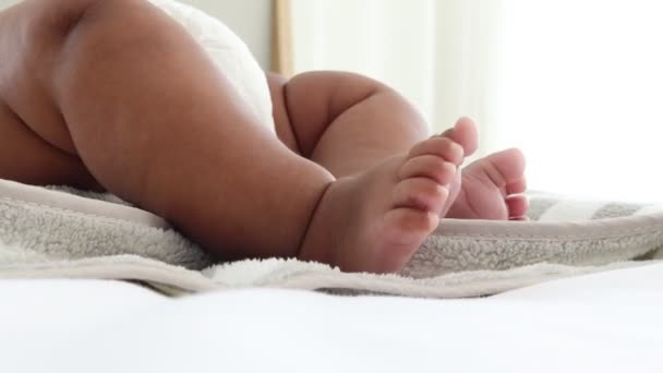 Little Asian African Noworodka Trzy Miesiące Baby Feet Moving Bed — Wideo stockowe